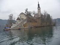 Insel mit Inselkirche im Bleder See.