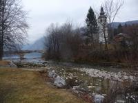 Am Wocheiner See ein Kirchlein an der Brücke.