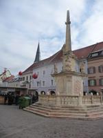Die Pestsäule auf dem Hauptplatz von St.Veit.