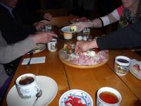 Jause mit Glühwein, Tee und Jagatee auf der Pritzhütte am Katschberg.