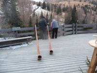 Alphornbläser vor der Hütte.