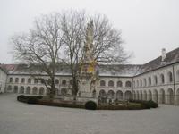 Im Innenhof des Klosters