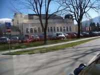 Architektur aus der Kaiserzeit zugeparkt mit modernen Autos.