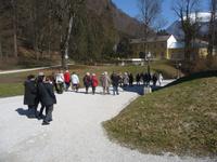 Die Eberhardtreisegruppe verläßt durch den Park die Kaiservilla.