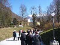 In der Ferne noch schneebedeckte Berge.