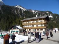 Spazierengehen in der Dachsteinregion bei herrlichstem Sonnenschein.