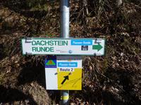 Der Wegweiser zur Dachsteinrunde im Salzkammergut.