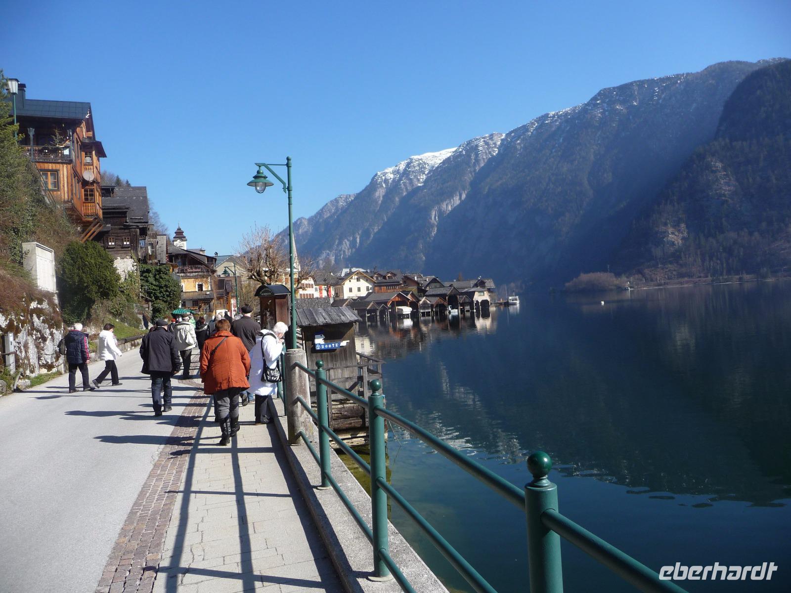 Auf der Hallstätter Promenade entlang am See mit Blick auf die Berge.