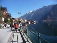 Auf der Hallstätter Promenade entlang am See mit Blick auf die Berge.