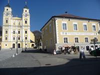 Basilika mit dem Rathaus des Mondseelandes.