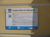 Das Hinweisschild der Basilika Minor St. Michael in Mondsee.