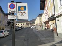 Die ersten Gäste sitzen bei Sonnenschein bereits im Freien.