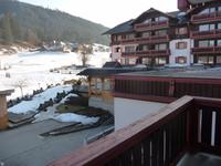 Um unser Hotel herum noch geschlossene Schneedecke.