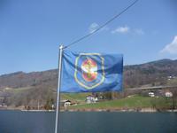 Die Fahne flattert im Wind und ....