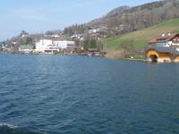 Wir nähern uns auf dem Mondsee wieder dem Ort Mondsee.