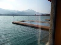 Beim Blick aus dem Café kann man zwei Badenden im See/Hotel - Pool zuschauen. 