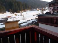 Nochmal ein Blick vom Vitalhotel in Gosau aus auf eine sonnenüberflutete Schneelandschaft.