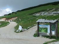 Einige Gäste wandern auf dem Schneeberg
