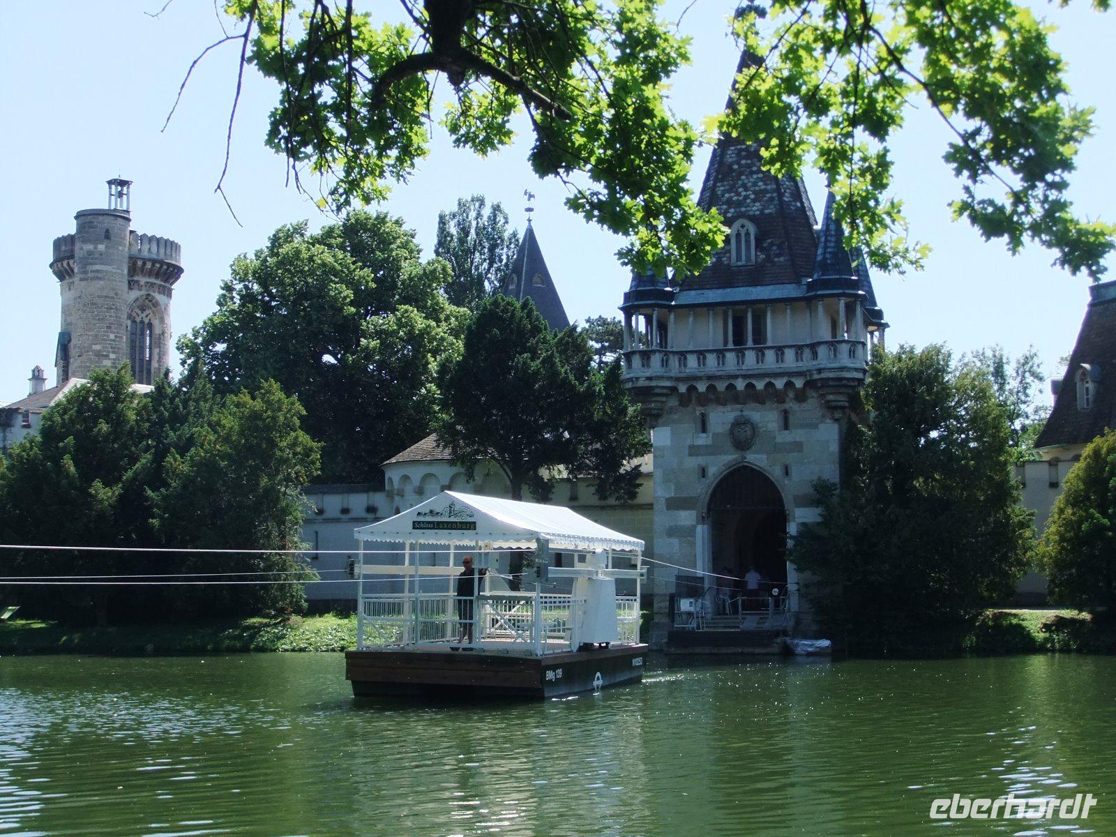 Mit der Fähre fahren wir zur Franzensburg