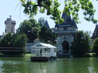 Mit der Fähre fahren wir zur Franzensburg