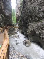 Die Wassermassen haben sich tief in das Gestein geschnitten