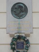  am Wohnhaus v. A. Bruckner 