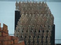 Zum Bühenbild gehören auch 200 Soldaten der Terrakotta-Armee