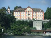 Blick vom Schiff zum Barockschloss der Insel Mainau