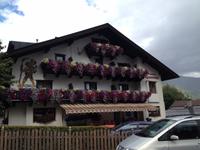 Pension Alpenrose mit wunderschönen Blumen an den Balkonen