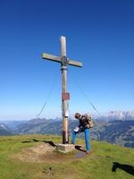 Herta schreibt uns ins Gipfelbuch ein