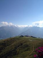 wir gehen auf einer der vielen Seilbahnen zu