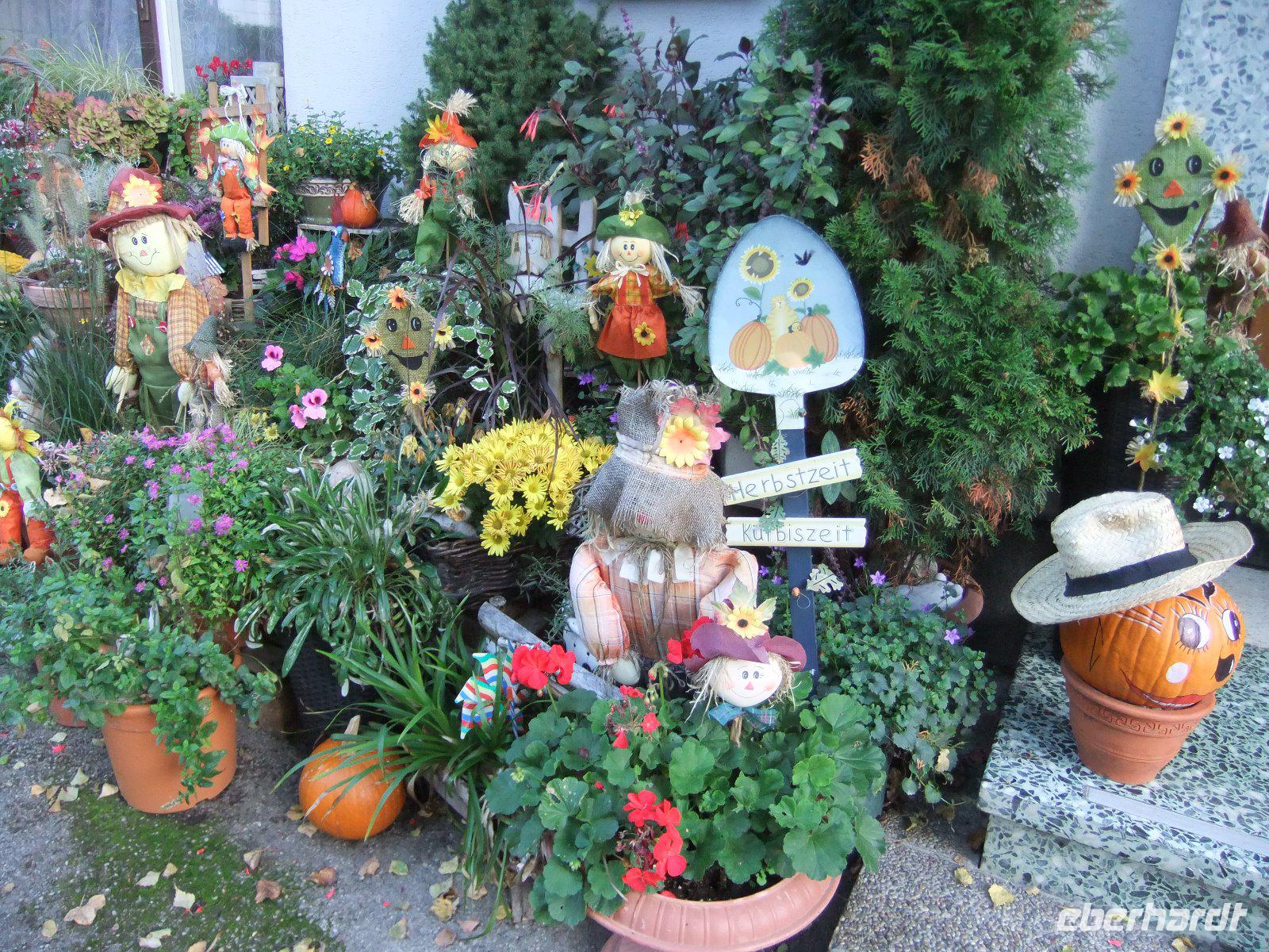 Vor dem Hotel ist alles herbstlich dekoriert