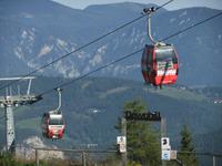 Mit der Seilbahn geht es auf den Hirschenkogel