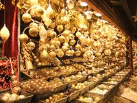 Überall gibt es schönen Weihnachtsschmuck