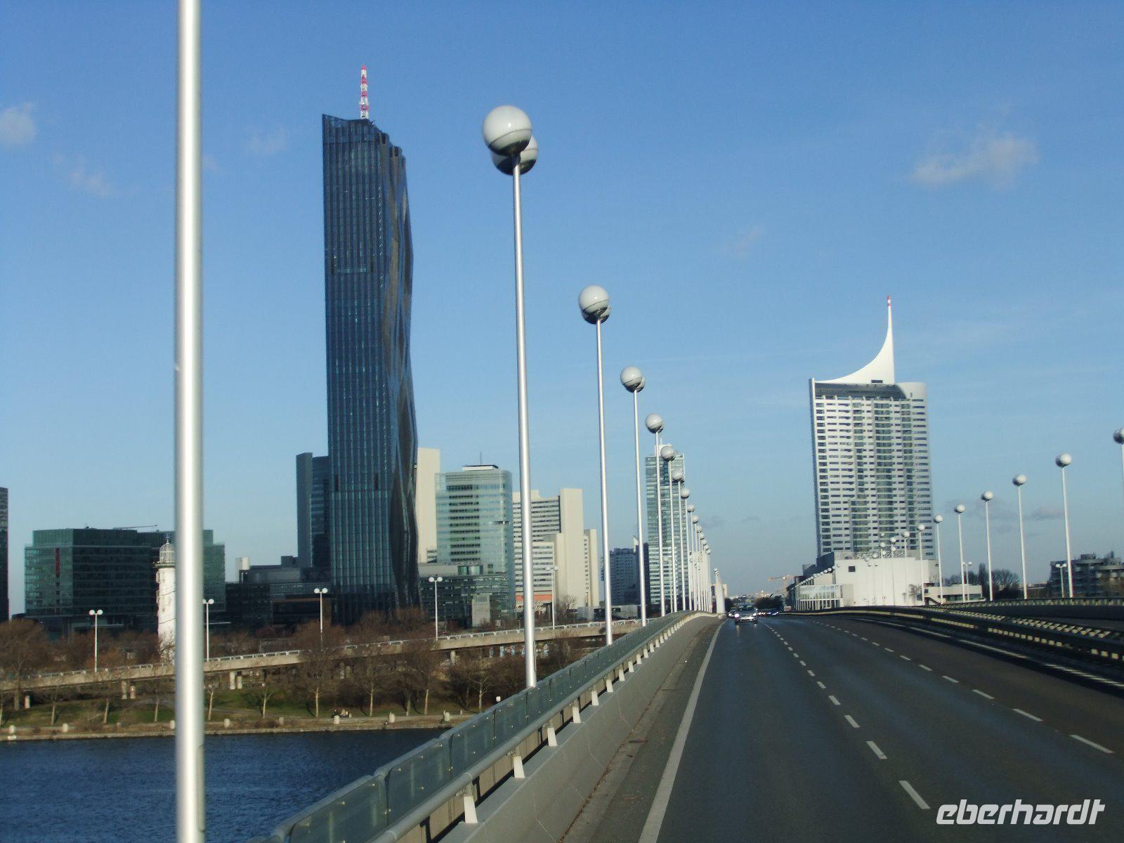 Fahrt über die Donau mit Blick zur UNO-City