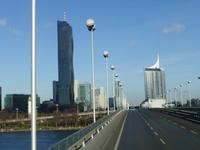 Fahrt über die Donau mit Blick zur UNO-City