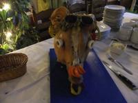 Dieser Schweinskopf ziert das Mitternachtsbuffet