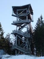 Einige Gäste erklimmen den Aussichtsturm auf dem Hirschenkogel