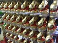 In der Lindt-Schokofabrik warten auf uns schon die Osterhasen