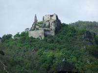 Hoch über dem Ort thront die Kuenringerruine