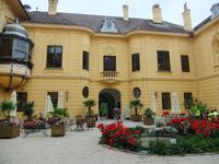 Im Innenhof des Schlosses