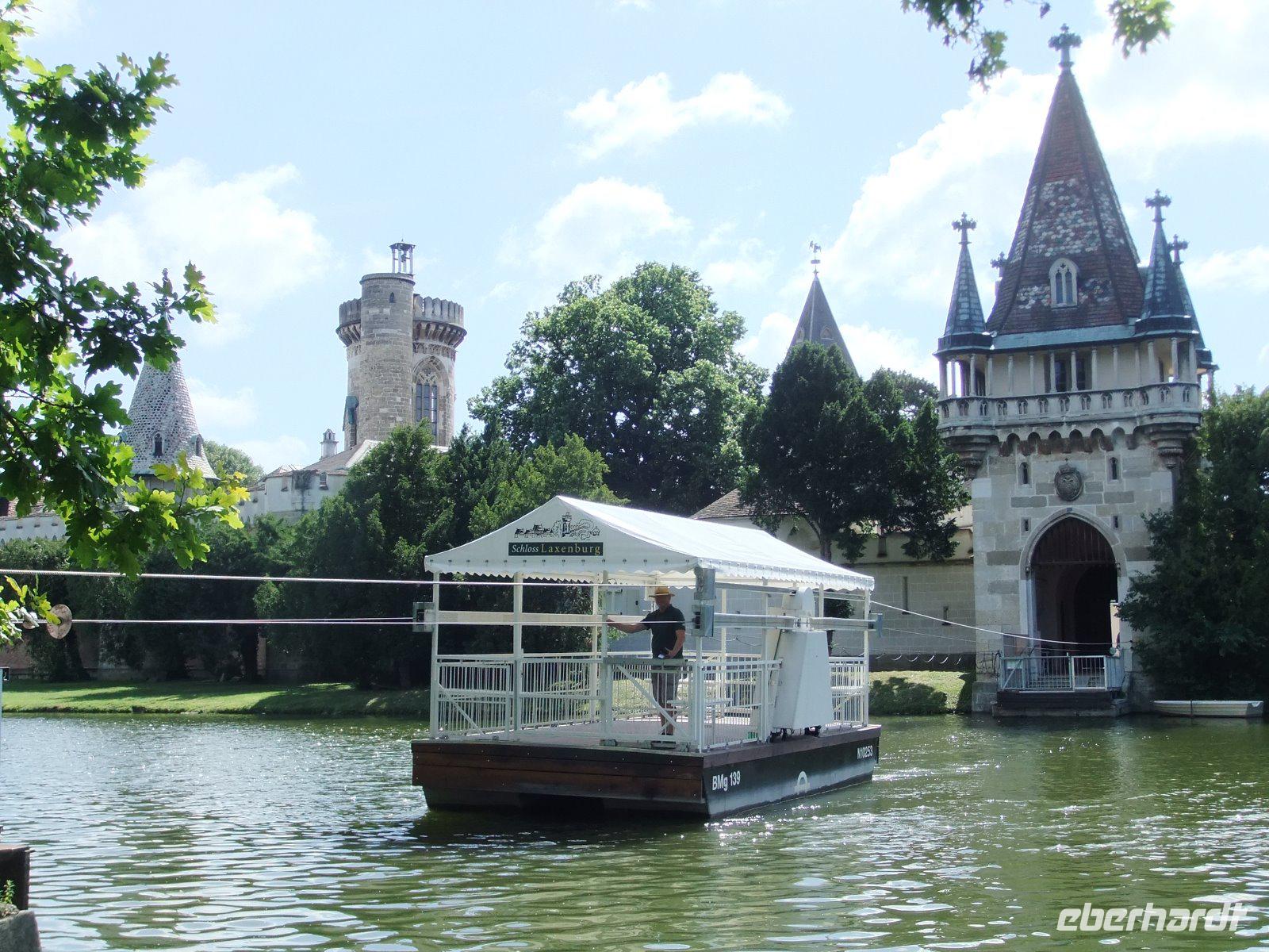 Mit der Fähre setzen wir zur Franzensburg über
