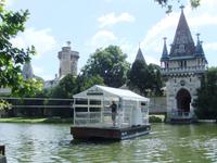 Mit der Fähre setzen wir zur Franzensburg über