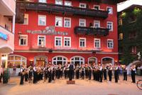 Blasmusikkonzert vor dem Weißen Rössl