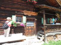 Petra und Hertha versorgen die Blumen