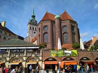 München Viktualienmarkt im Hintergrund die Peterskirche.