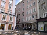 Rechts das Geschäft Fürst mit den Originalen Mozartkugeln.