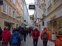 In der berühmten Getreidegasse.