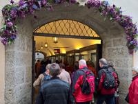 Blumenschmuck über einem Häuserdurchgang.