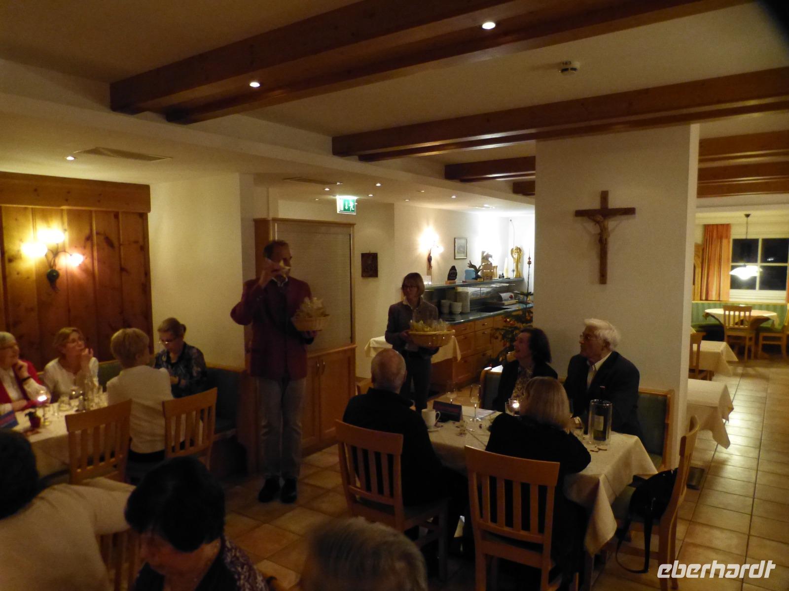 Der Hotelchef mit seiner Gattin wünscht allen ein schönes Weihnachtsfest